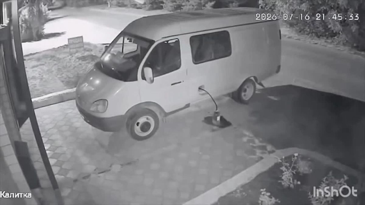 В Краснодаре на камеры видеонаблюдения попадает банда, сливающая бензин из чужих автомобилей