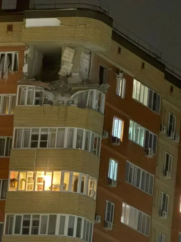 В двух округах Краснодара, где во время атаки беспилотников были повреждены жилые дома, ввели режим ЧС, сообщил мэр
