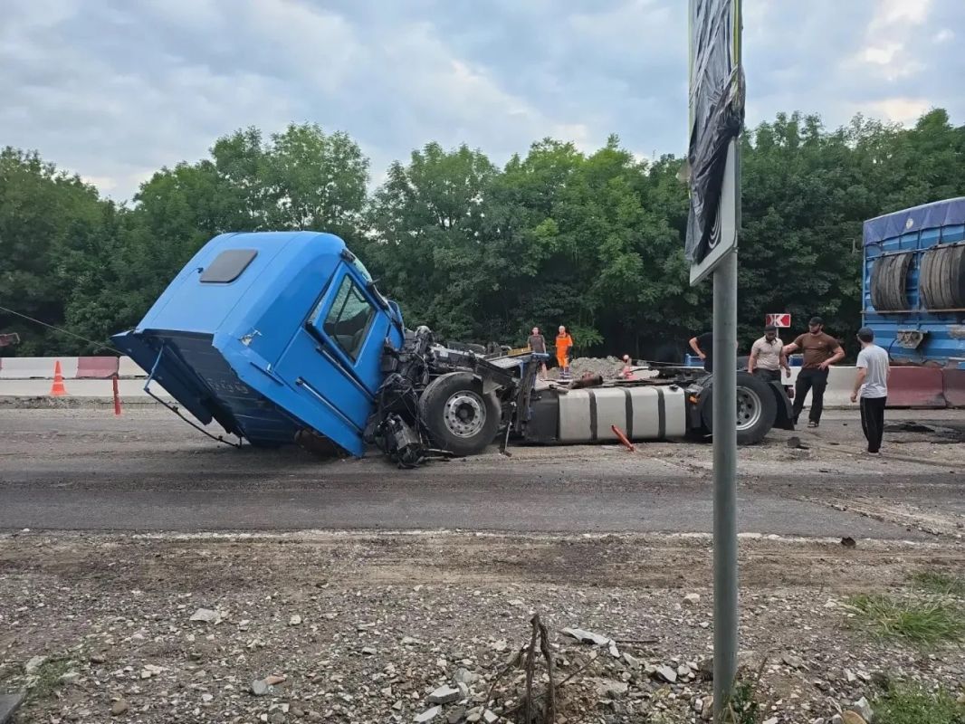 Два грузовика столкнулись на Новороссийской трассе