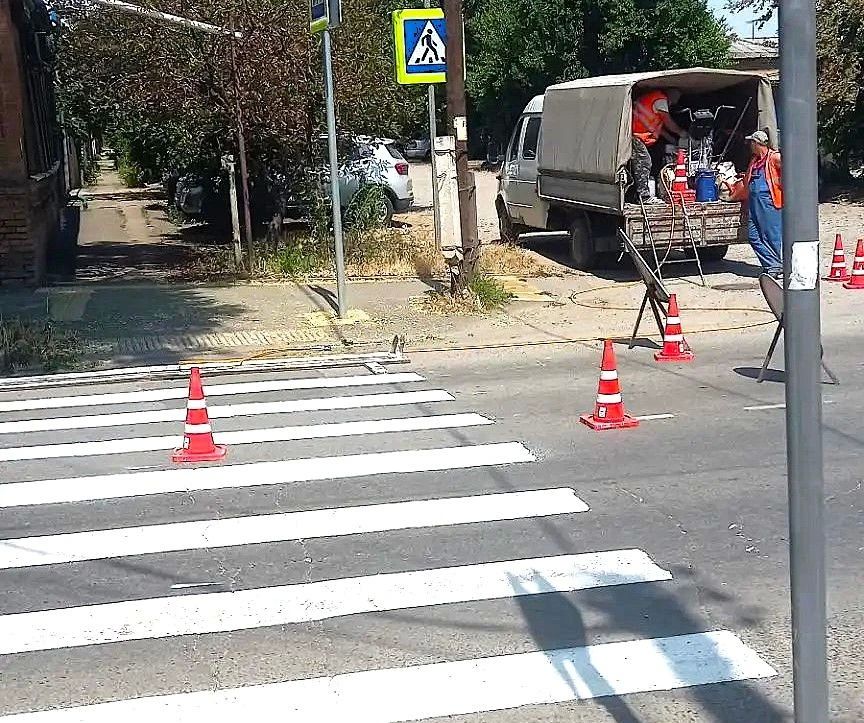 Сотрудники МБУ «ККБУ» обновили дорожную разметку на улице Первомайской в Ейске