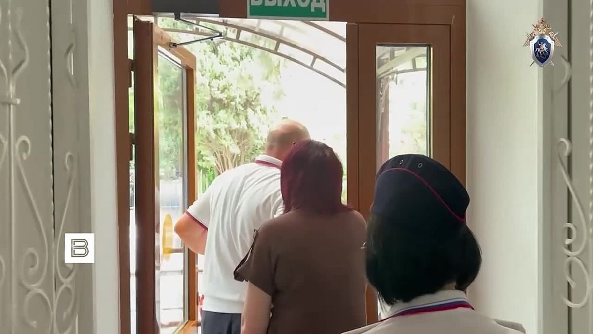 В Сочи задержали двух работниц детского сада, они обвиняются в истязании детей, сообщает СК