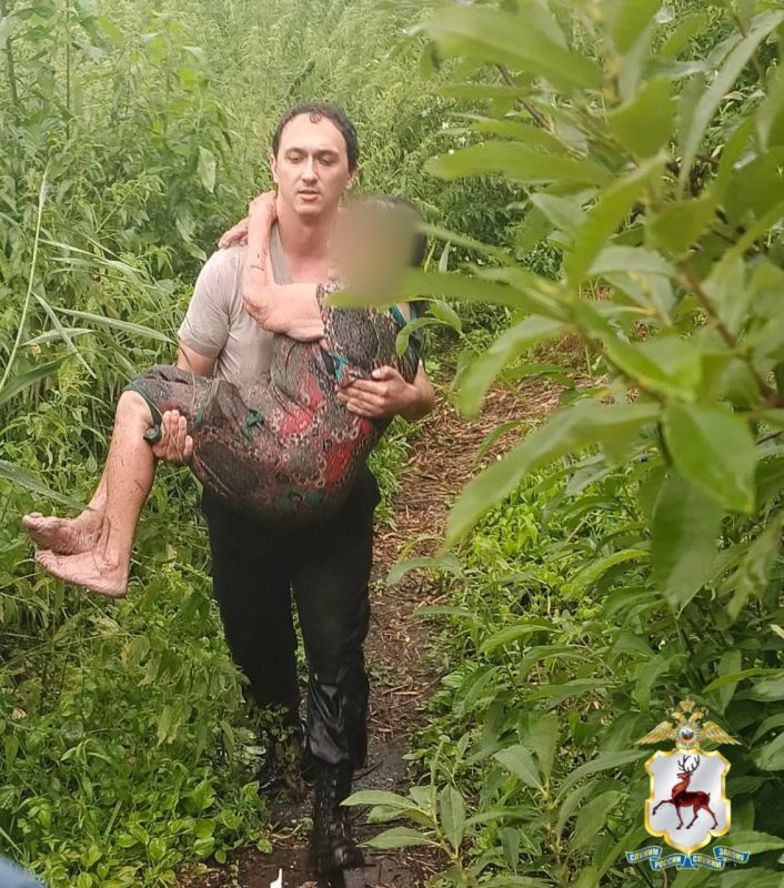 Бабушку, увязшую в болоте, вызволили нижегородские полицейские