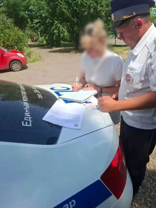 В Краснодаре 50-летняя автоледи прокатила мужа на капоте и попала на штраф