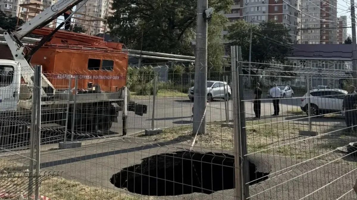 Новый провал канализационного коллектора образовался в Краснодаре