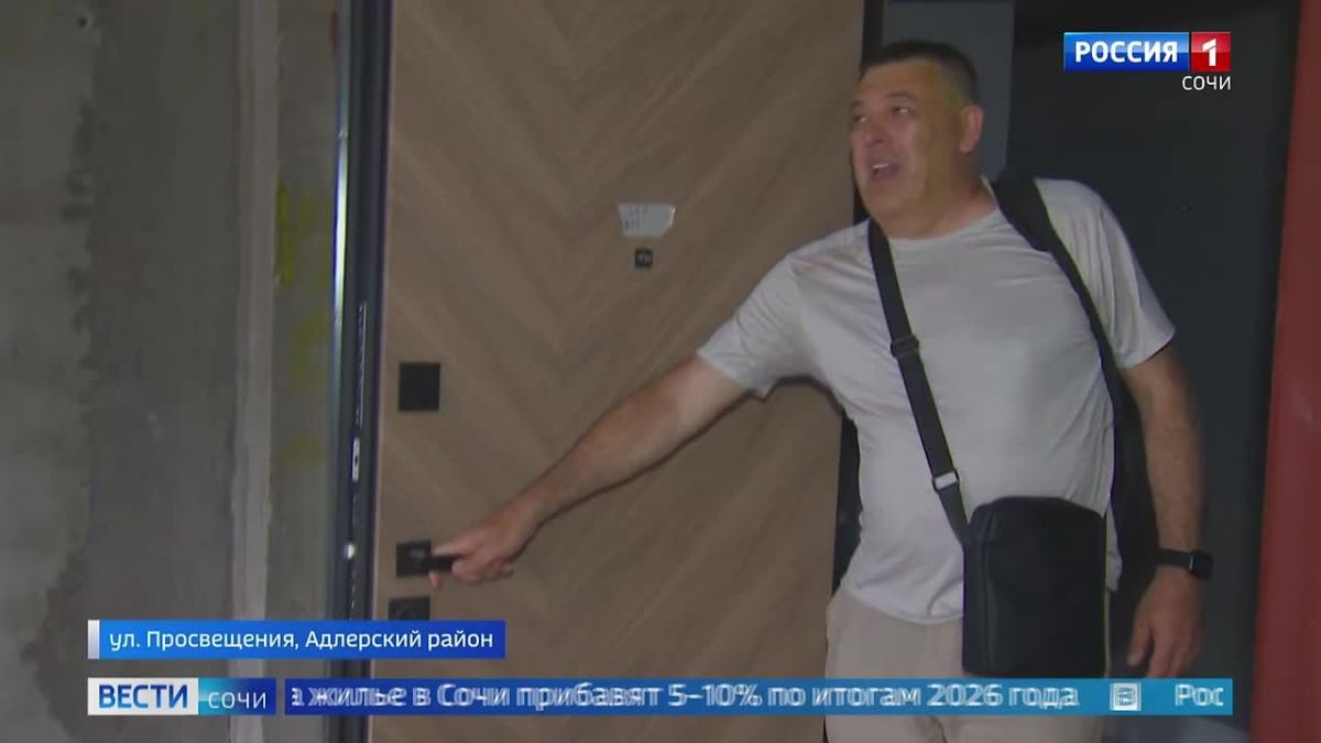В Сочи вручили ключи первым дольщикам долгостроя на улице Просвещения