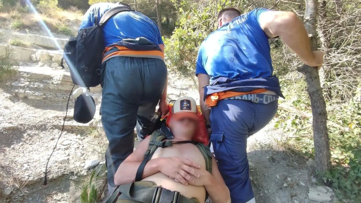 Спасатели эвакуировали травмированного туриста в районе пляжа «Сосновка»