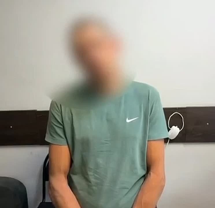 В Краснодаре на улице Красных Партизан пьяный мужчина поджег пять машин и электросамокат на парковке