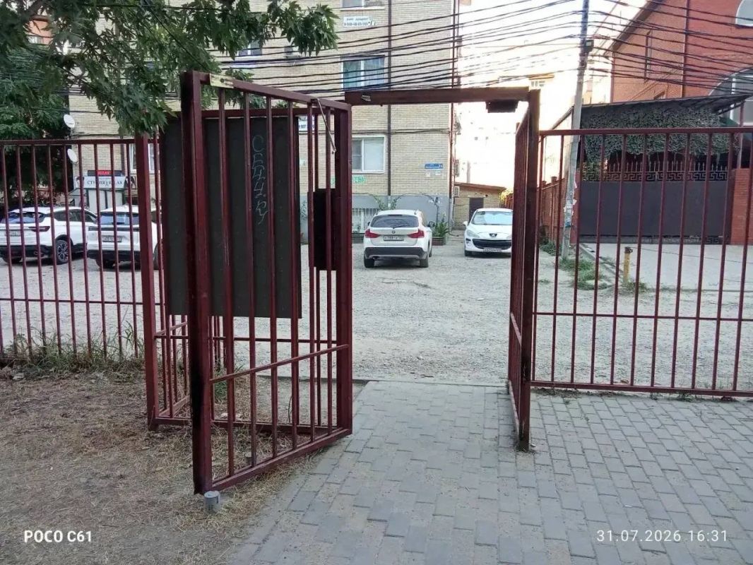 «Забор раздора» в краснодарском ЖК больше не преграда для местных жителей