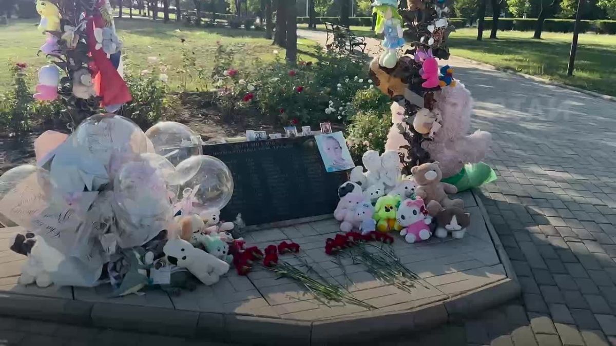 В память о погибших в Геленджике детях активисты МГЕР ДНР возложили цветы на Аллее ангелов в Донецке