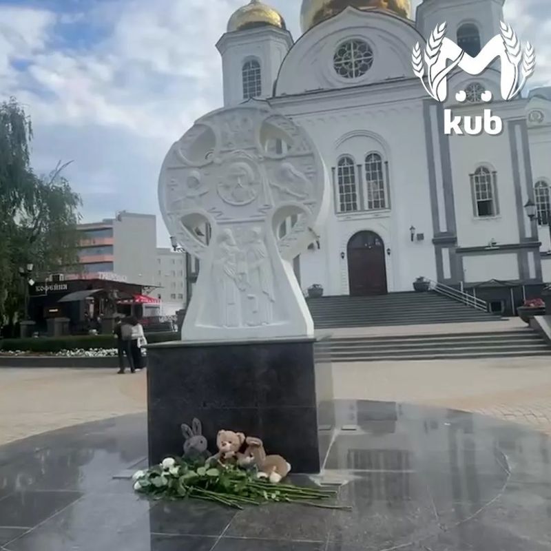 Стихийный мемориал появился у собора Александра Невского в Краснодаре