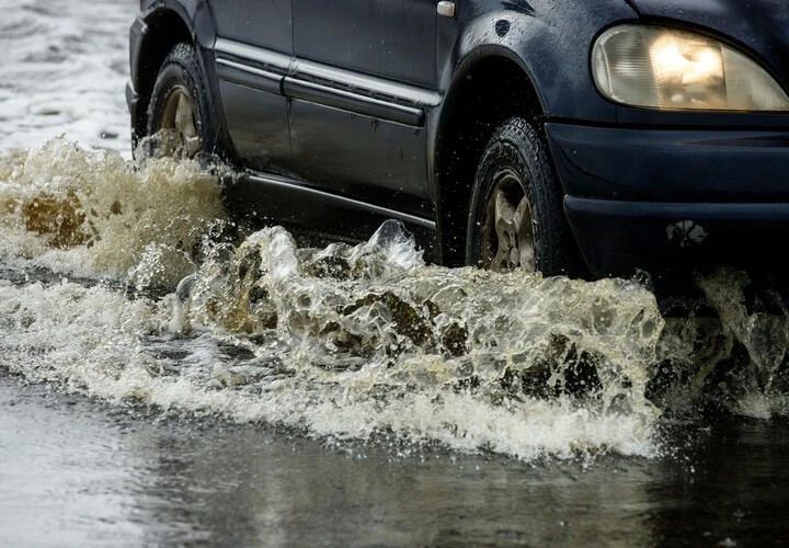 В Краснодаре мощный ливень очень сильно затопил улицы