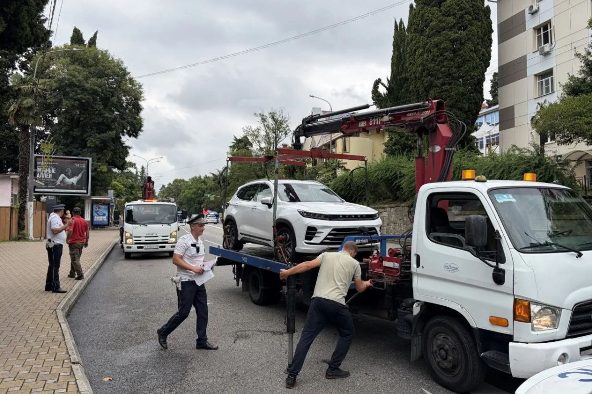 В Сочи продолжаются рейдовые мероприятия по эвакуации автомобилей, припаркованных с нарушениями