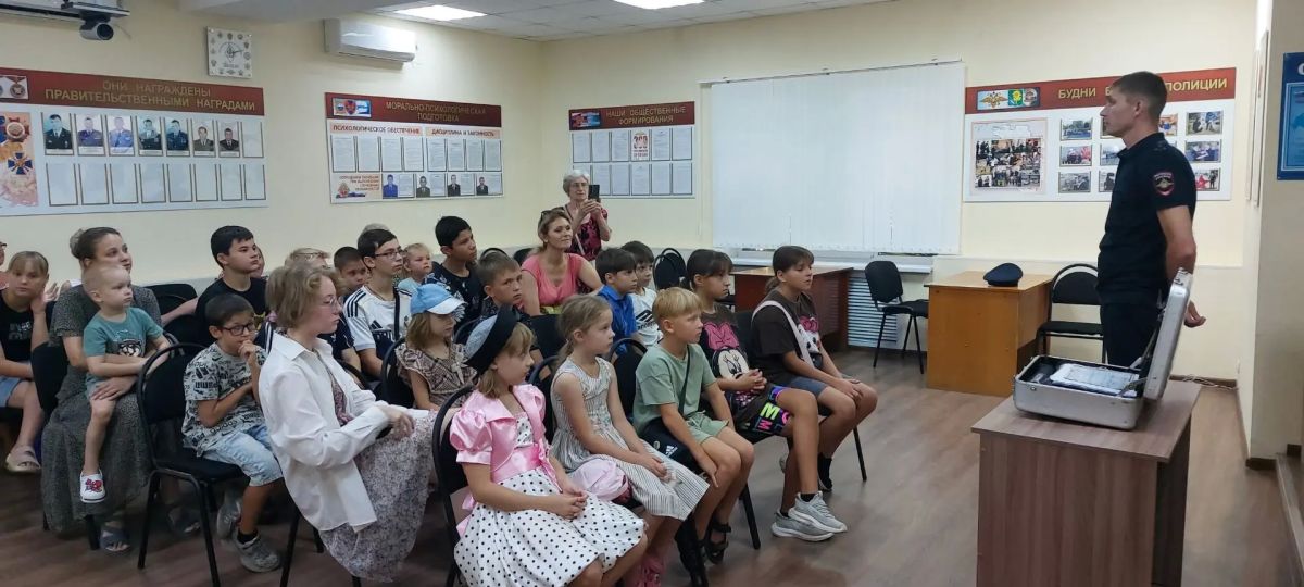 Для учащихся воскресной школы правоохранители и общественники организовали экскурсию в отдел полиции