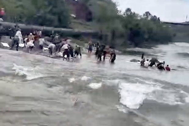В Сочи неделю длятся поиски прыгнувшего в реку подростка