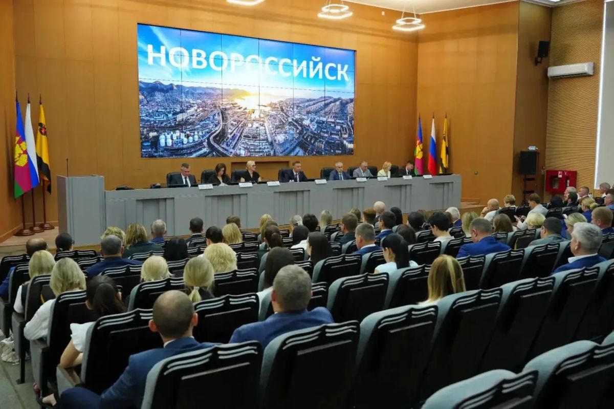 Андрей Кравченко: На аппаратном совещании заслушал доклад о готовности образовательных учреждений к новому учебному году