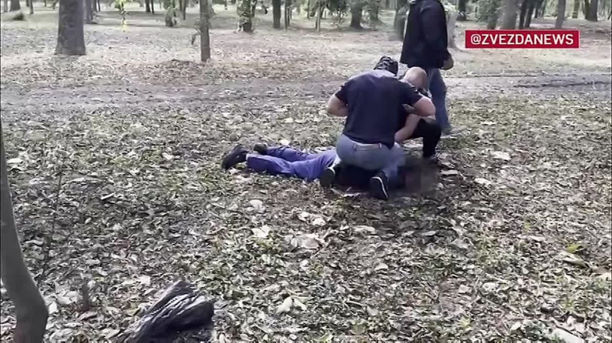 — Стойте, ребята!. — Морду поднял! Кадры задержания мужчины, который по заданию Киева хотел убить офицера Минобороны России в Краснодарском крае. В сентябре 2025 года злоумышленник сам вышел на связь с украинскими...