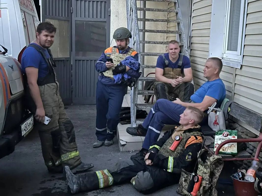 Специалисты Службы спасения Новороссийска всю ночь оказывали помощь жителям во время атаки киевского режима