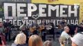 Сотни россиян собрались у стены Цоя на Арбате и спели хиты «Кино» в 36ю годовщину смерти кумира