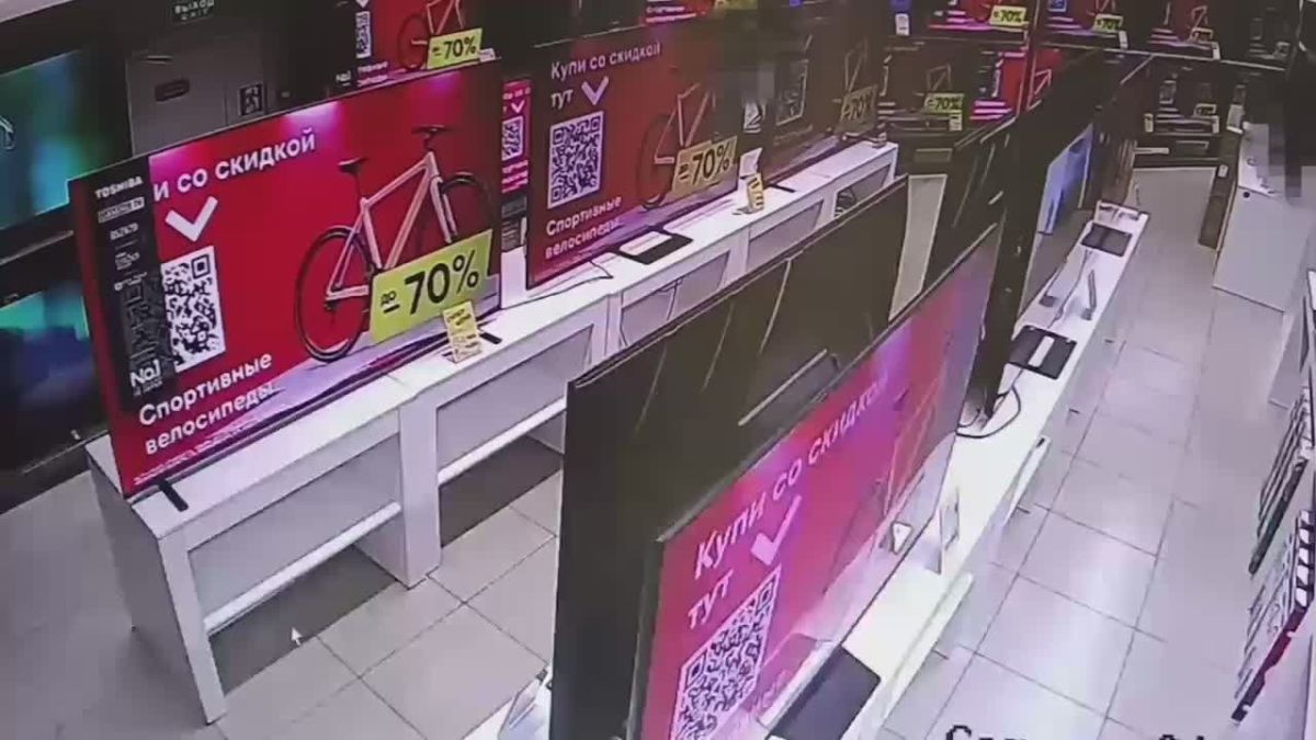 Уничтожитель телевизоров ворвался в магазин в Краснодаре и перебил технику более чем на 1,5 млн рублей