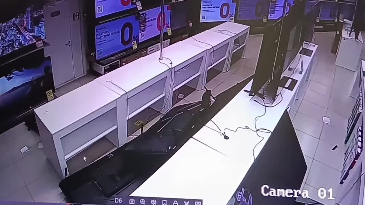 Устроил погром на 1,5 млн рублей: житель Краснодара в ярости разбил 15 телевизоров в магазине