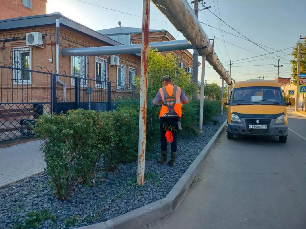 Наведением санитарного порядка на городских территориях ейские коммунальщики начинают заниматься буквально с первыми лучами солнца