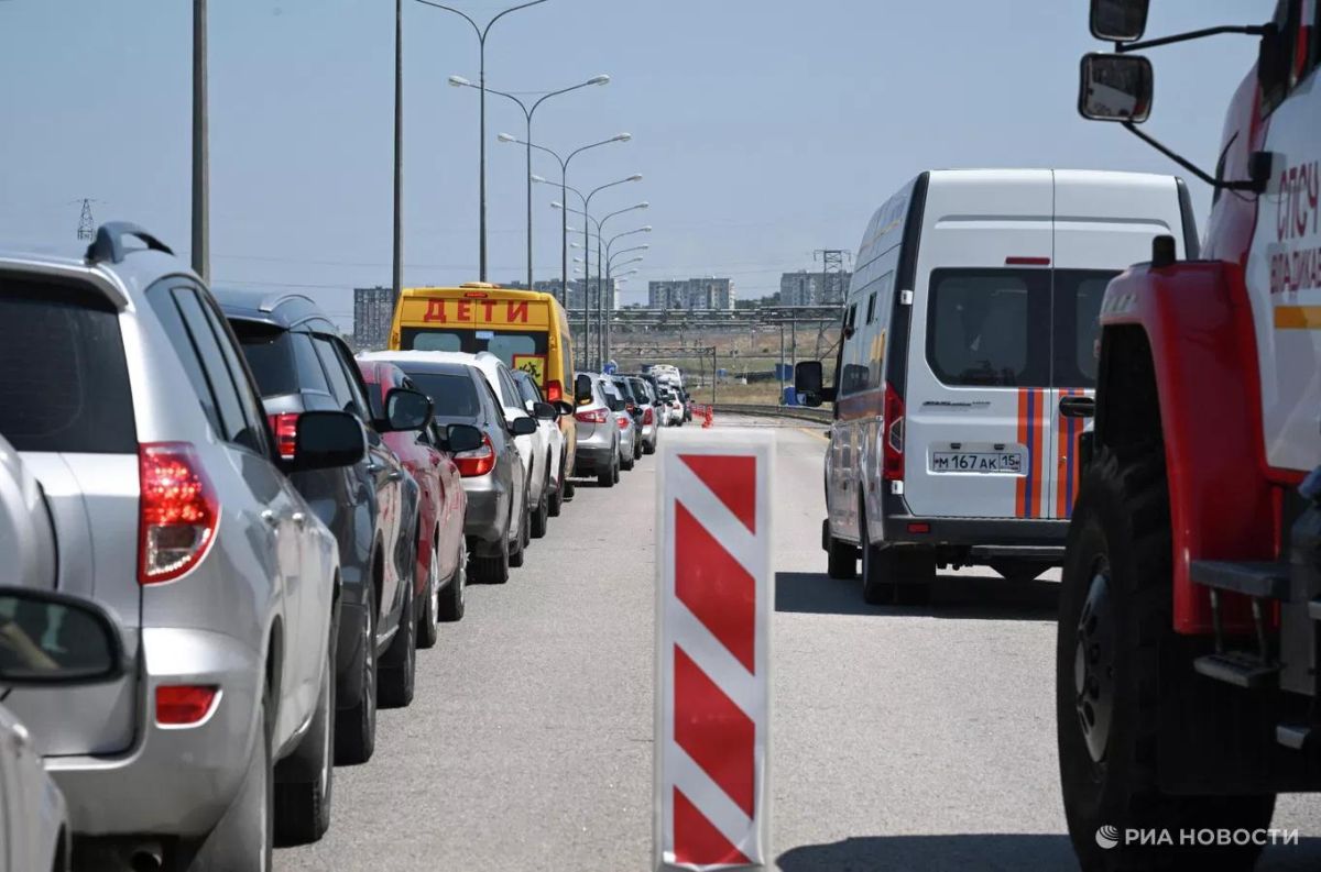 Очередь перед Крымским мостом со стороны Керчи выросла больше чем в два раза