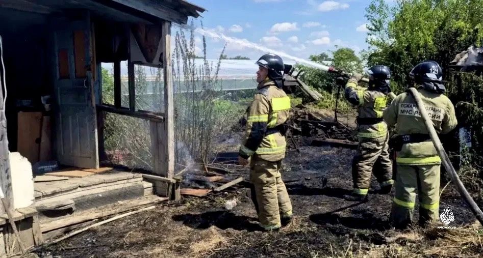 Сотрудники МЧС России потушили пожар в ст. Михайловской: причина — неосторожное обращение с огнём