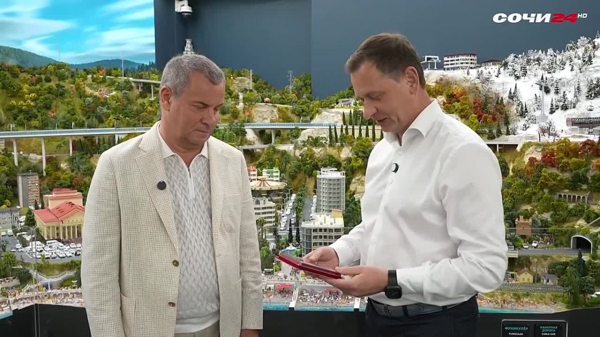 Глава Сочи Андрей Прошунин вручил почетный знак «Признание и почет сочинцев» автору интерактивного музея «Гранд Макет История»