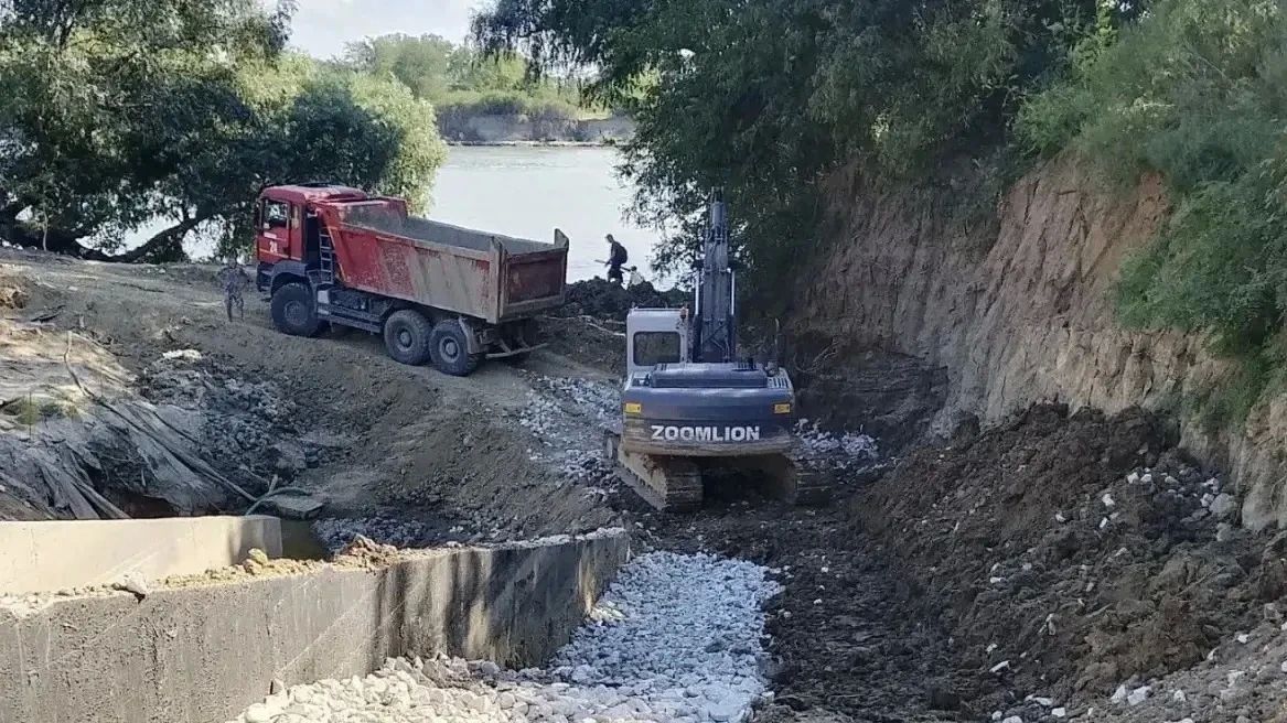После приостановки работ в Краснодаре продолжается капремонт коллектора по улице Снесарева
