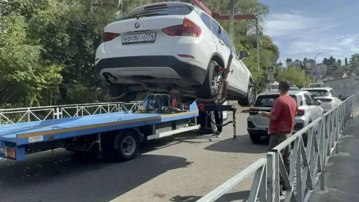 Паркуйтесь по правилам! В центре Сочи увезли на штрафстоянку десятки автомобилей