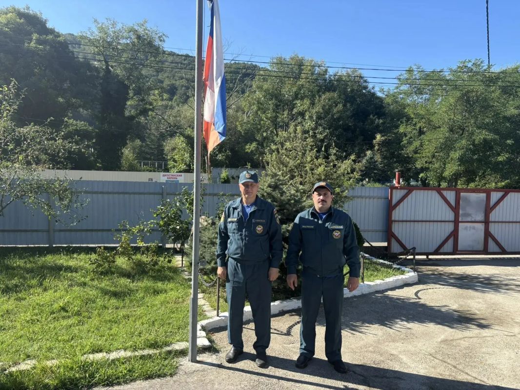 В подразделениях Главного управления прошли торжественные построения в честь Дня Государственного флага Российской Федерации (+видео)
