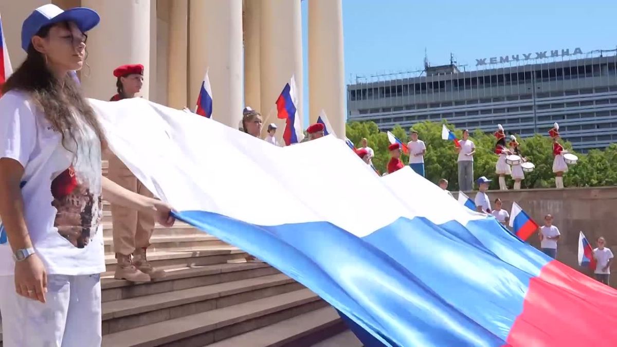 В Сочи на парадной лестнице Зимнего театра развернули масштабное полотнище российского триколора