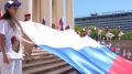 В Сочи на парадной лестнице Зимнего театра развернули масштабное полотнище российского триколора