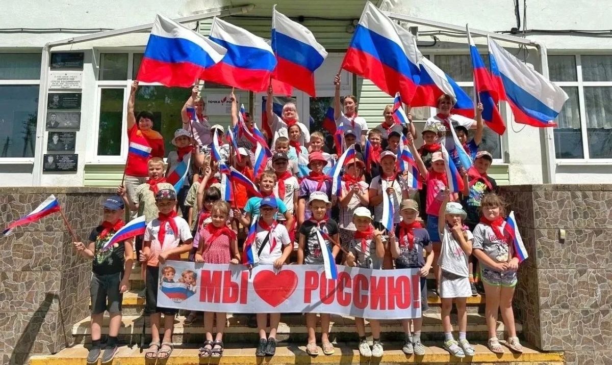 Три цвета — одна страна!. Первичные отделения Движения Первых приняли активное участие во Всероссийской акции «Символ народа», приуроченной ко Дню флага Российской Федерации