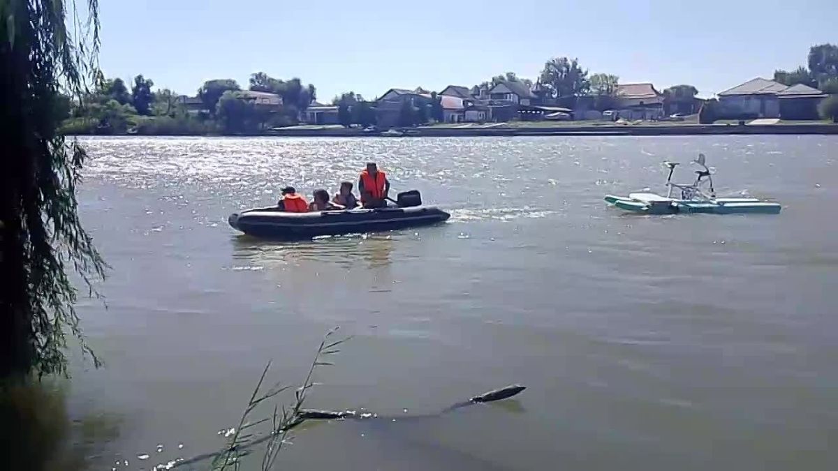 Спасатели отыскали парней, которых на катамаране унесло в море в Темрюкском районе