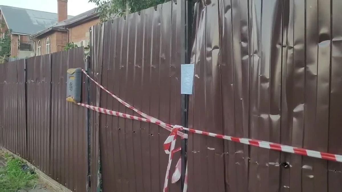 Видео с места падения обломков БПЛА ночью 24 августа на частный детский центр в Краснодаре