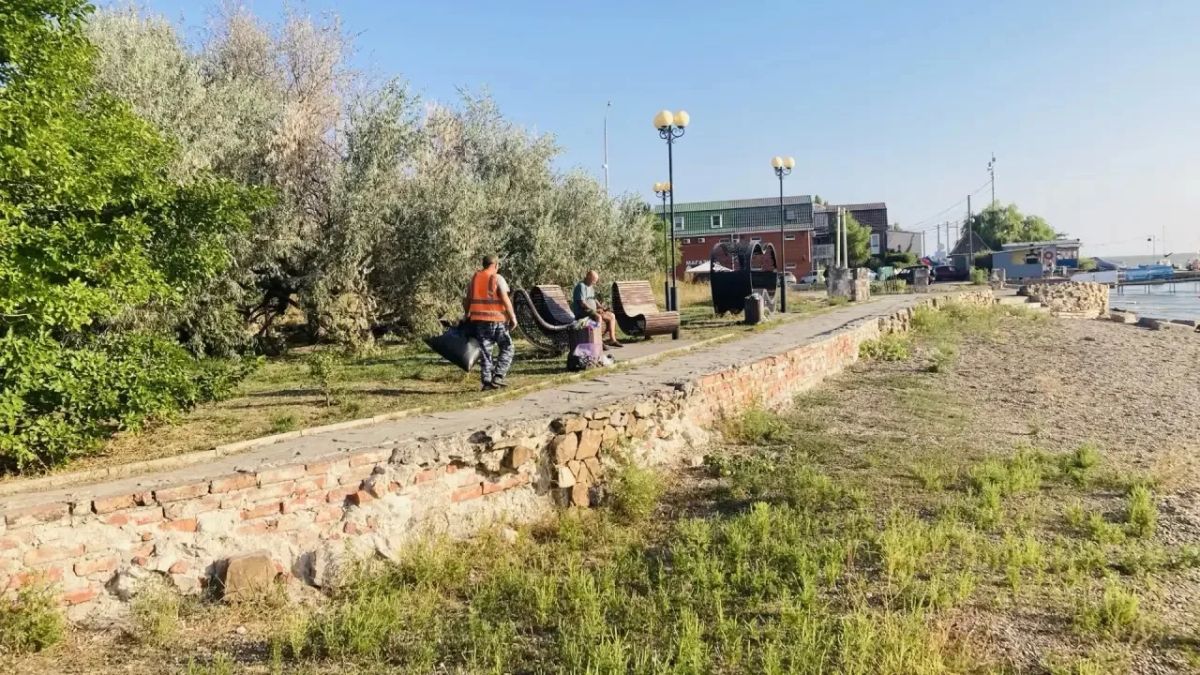 Городскими коммунальщиками работы по наведению санитарного порядка, уборке контейнерных площадок и покосу сорной растительности сегодня ведутся по ул. Коммунистической, пер.1-й Береговой, ул. Кирпичной, Николаевской и...