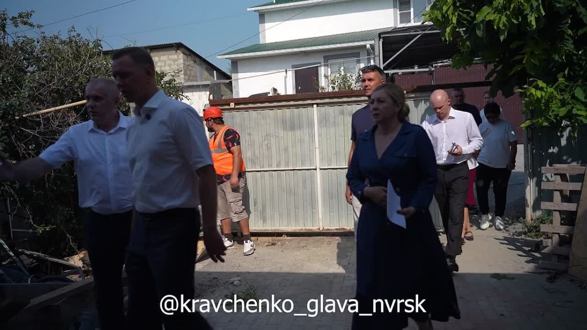 Андрей Кравченко: Проверил, как идут восстановительные работы в частном секторе Восточного района, пострадавшем во время мартовской атаки