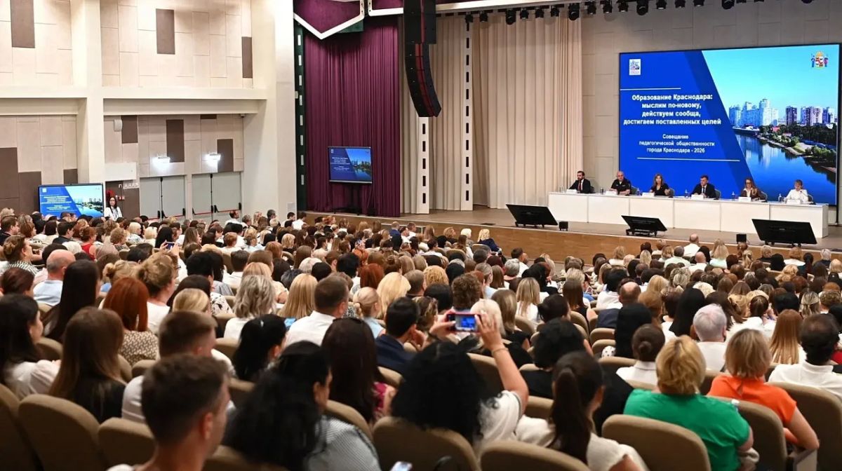 Перед началом учебного года Евгений Наумов провёл городской августовский педсовет