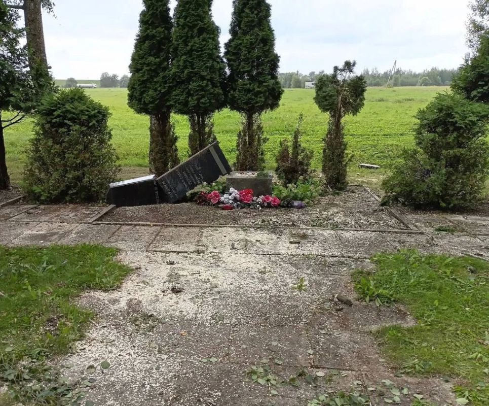 Латышские вандалы уничтожили памятник на могиле красноармейцев в Саласпилсе