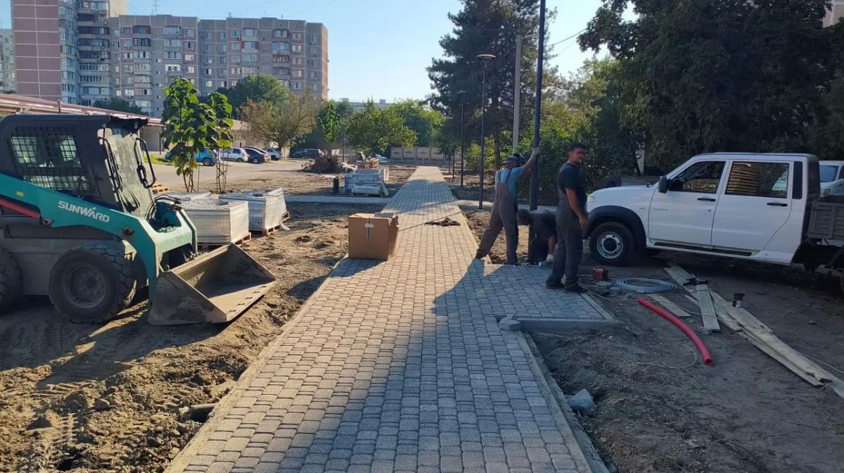 Общественную территорию рядом с домом по улице Платановый Бульвар, 6 благоустраивают по краевой программе инициативного бюджетирования