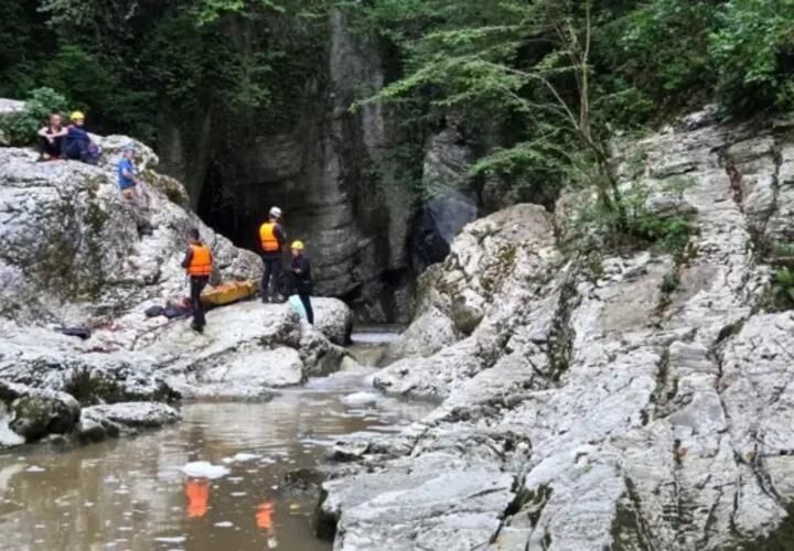 В Сочи водолазы МЧС обнаружили тело туристки, утонувшей в реке Агуре