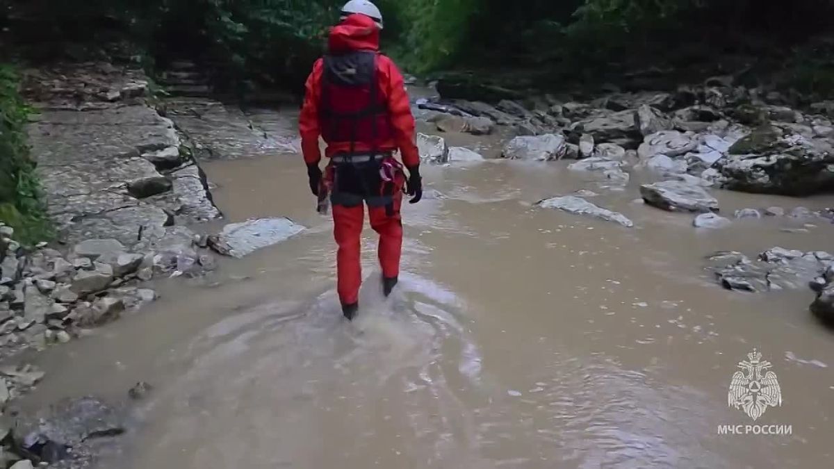 Пропавшую в горной реке Агуре в Сочи девушку ищут спасатели второй день