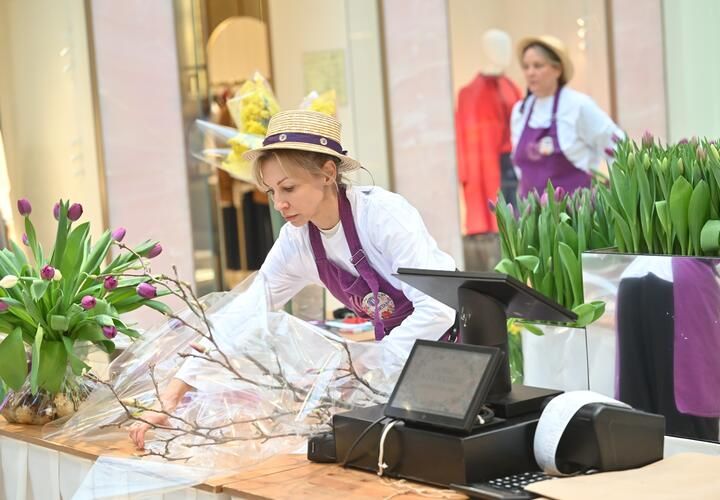 Оплата по QR-коду. Покупатель наводит камеру телефона, подтверждает сумму и завершает покупку за несколько секунд