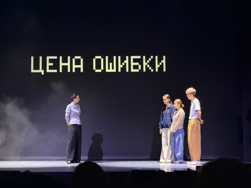 В Театре Защитника Отечества школьникам показали спектакль «Код обмана»