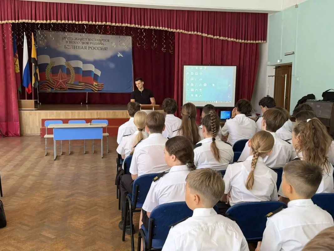 Транспортные полицейские Новороссийска провели урок безопасности для учащихся морского технического лицея