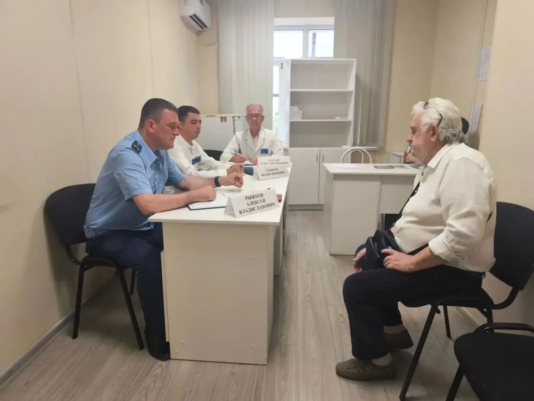 Прокурором Усть-Лабинского района Алексеем Рыжковым и исполняющим обязанности главного врача центральной районной больницы Федором Макеевым проведен прием граждан по вопросам организации работы системы здравоохранения