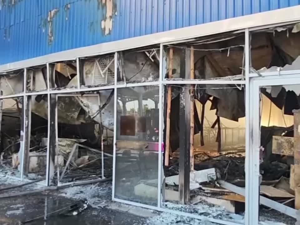 Кадры последствий удара ВСУ по торговому центру в Мариуполе