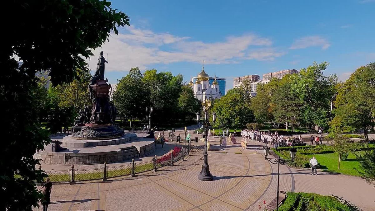 Евгений Наумов посетил театрализованный флешмоб к 130-летию начала возведения памятника Екатерине Великой