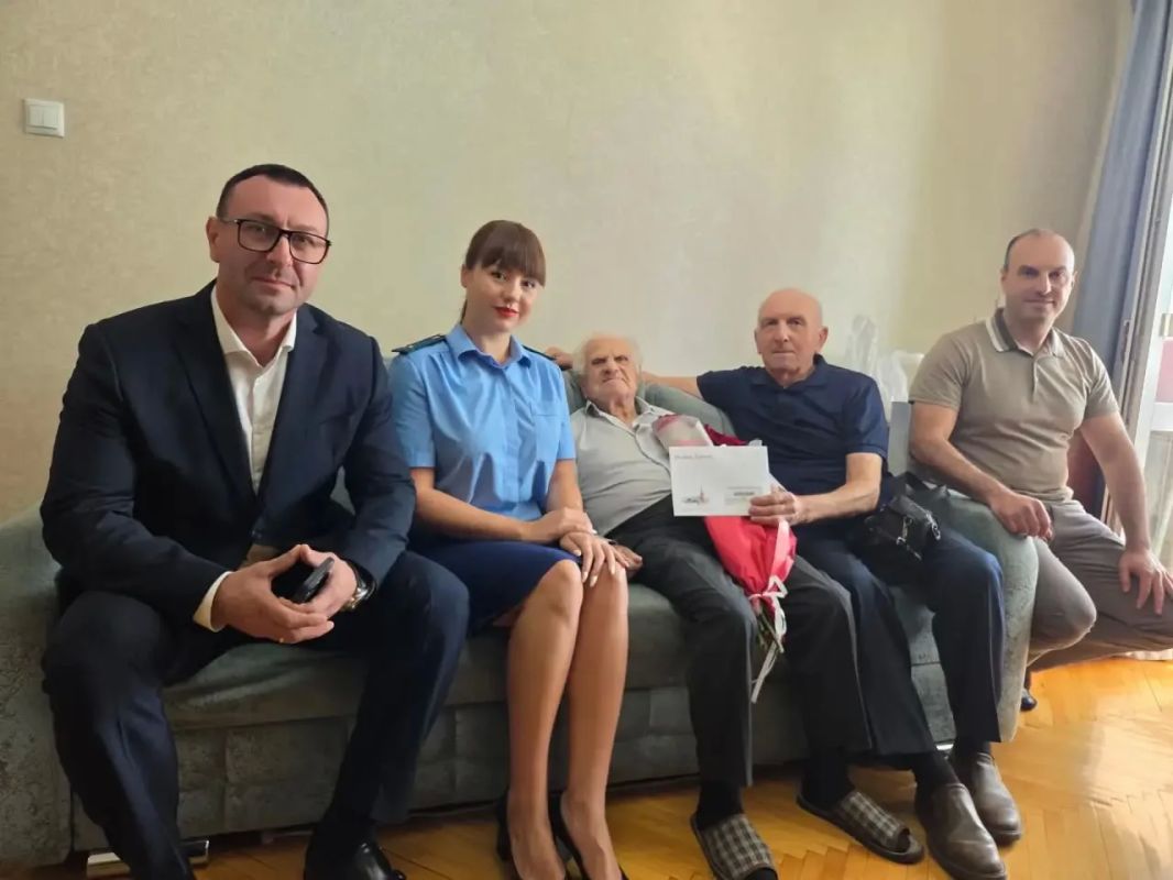 Туапсинская межрайонная прокуратура совместно представителями органа местного самоуправления поздравили ветерана Великой Отечественной войны с 101-м днем рождения